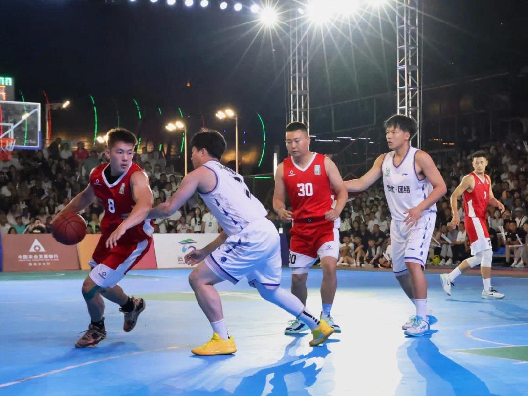 精彩的比赛场面令人目不暇接 精彩的比赛场面令人目不暇接