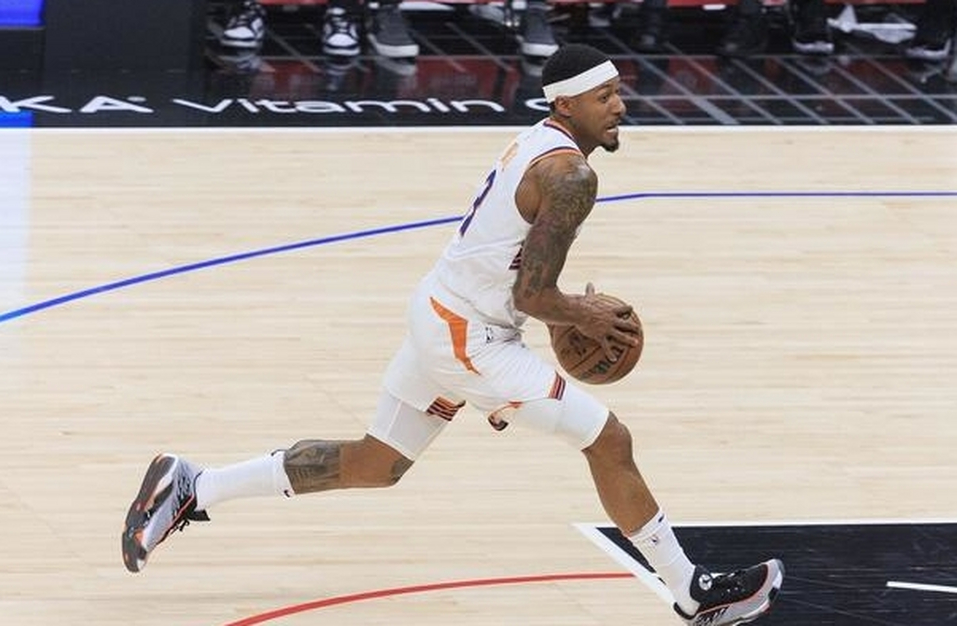 星空体育官方网站-快船防守强化取得连胜，球队士气高涨