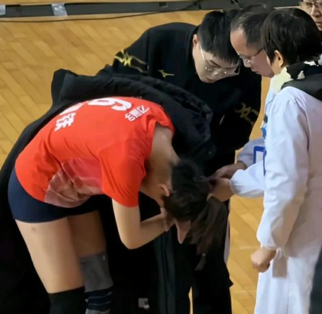 星空体育官方网站-比赛中球员突发伤病，影响战局